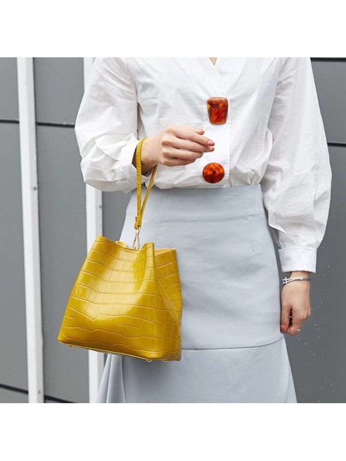 Bag women 2020 new fashion one shoulder messenger bag net red all kinds of casual bag crocodile water bucket women's bag
