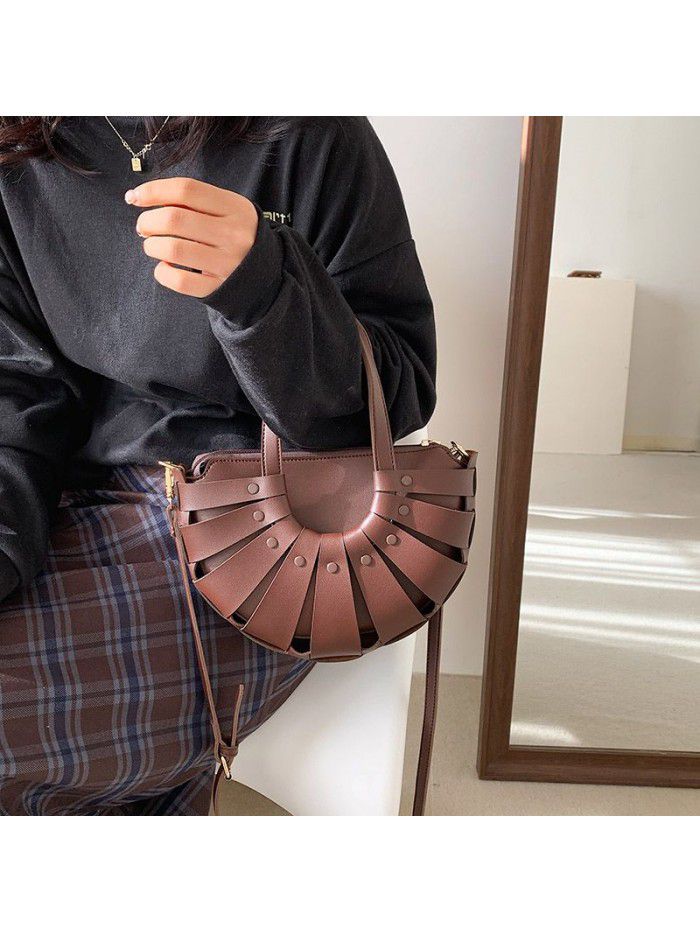 Ins super fire net red same fashion Korean hollow woven handbag Single Shoulder Messenger Bag women 2021 NEW